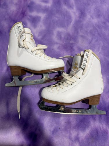 White Jackson Ultima Artiste Figure Skates Junior 11.5 (Used)