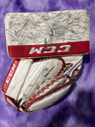 White Junior CCM Extreme Flex 2 760 Goalie Gloves & Blockers Regular (Used)