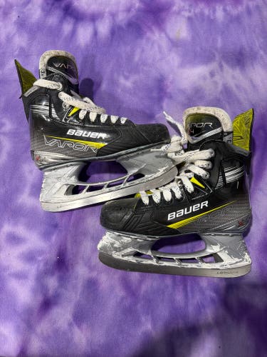 Junior Bauer Vapor X4 Hockey Skates Regular Width Size 3.5 (Used)
