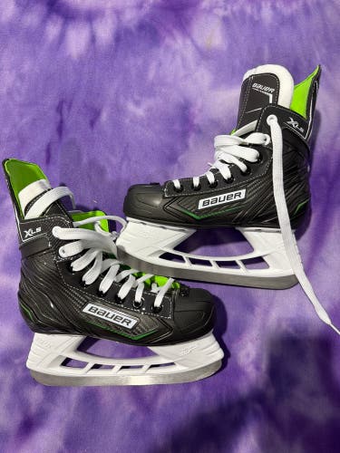 Junior Bauer XLS Hockey Skates Regular Width Size 1 (New)