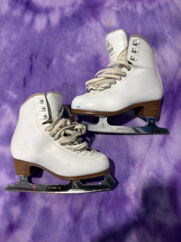 Jackson Ultima Mystique Figure Skates Junior 2.5 (Used)