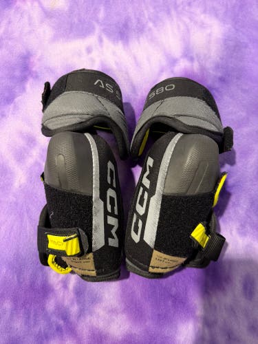 Junior Large CCM Tacks AS 580 Elbow Pads (Used)