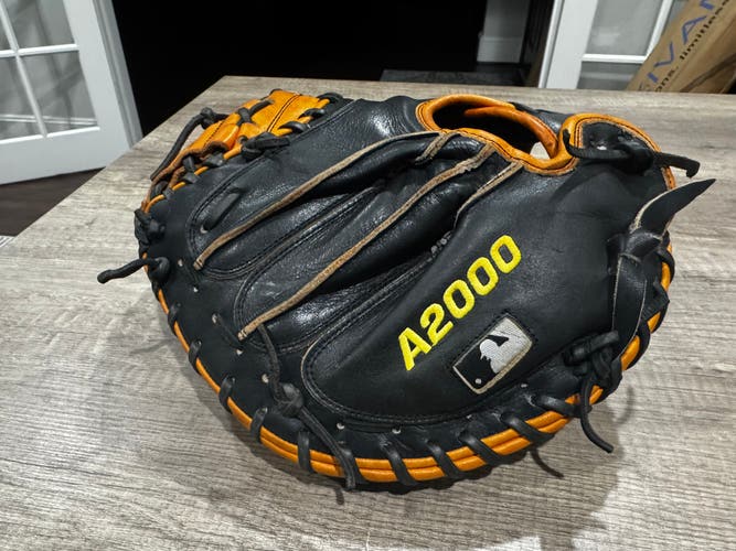 Wilson A2000 RH Catcher's Baseball Glove 32.5" (Used)
