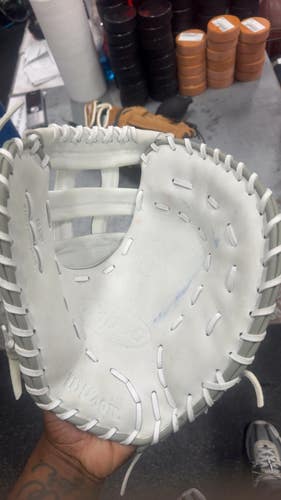 Used Wilson A1000 BB/SB First Base RH Throw White 12 1/2" 11337-S000499631