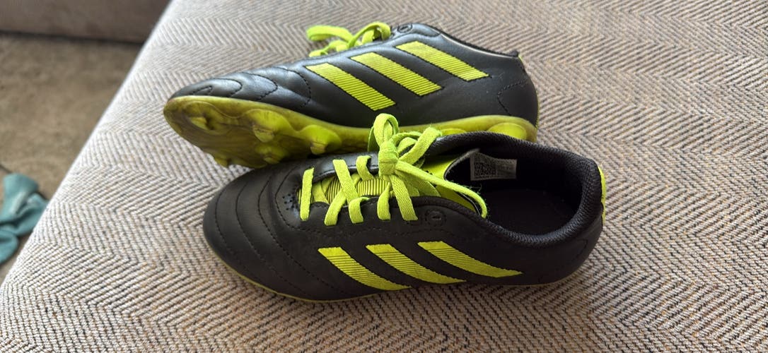 Black Unisex 2.5Y (Big Kids / Youth) Adidas Goletto Cleats (Used)
