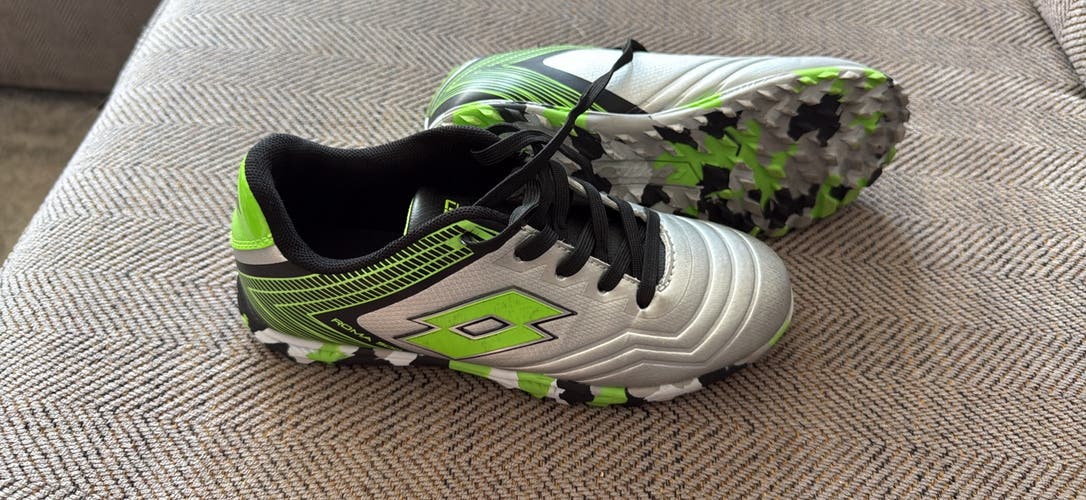 Silver Unisex 2Y (Big Kids / Youth) Lotto Turf Cleats Cleats (Used)