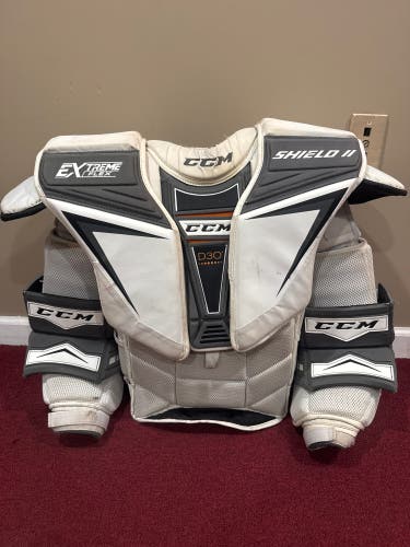 XL CCM Extreme Flex Shield II Goalie Chest Protector Item#XLEG