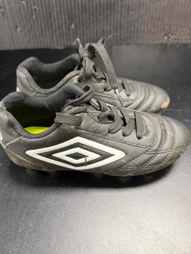 Used Umbro Soccer Cleats Black And White Youth 11.0 11849-S000045557