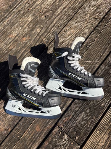 2018 CCM Tacks 9050 Hockey Skates Regular Width Size 4.5 (Used)