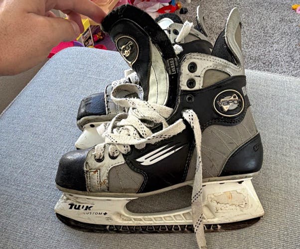 Bauer Vapor 10 Hockey Skates 8.5 (Used)