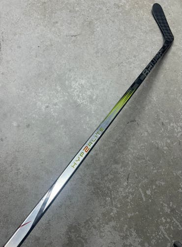 77 Flex P28 Senior Bauer Vapor Hyperlite2 Left Hand Hockey Stick (Used)