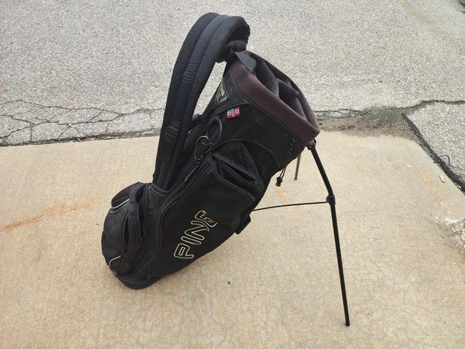 Ping Hoofer Xtreme Dual Strap Golf  Stand Bag Black/White