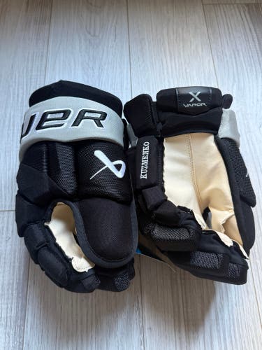 Brand new Bauer Vapor Hyperlite Gloves 13" Pro Stock (New)