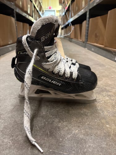 Junior Bauer Elite Hockey Goalie Skates Extra Wide Width Size 1.5 (Used)
