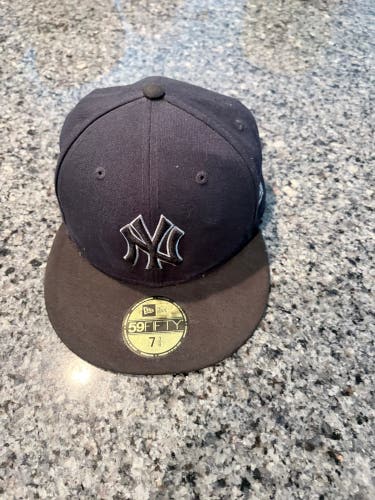 Black Adult Unisex Medium/Large New Era Hat (Used)