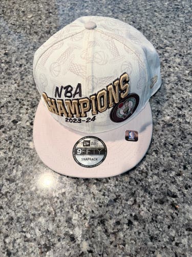 White Adult Unisex Medium/Large New Era Hat (Used)