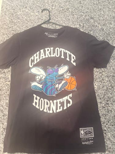 Black Medium/Large Kids Unisex Mitchell & Ness Shirt (Used)