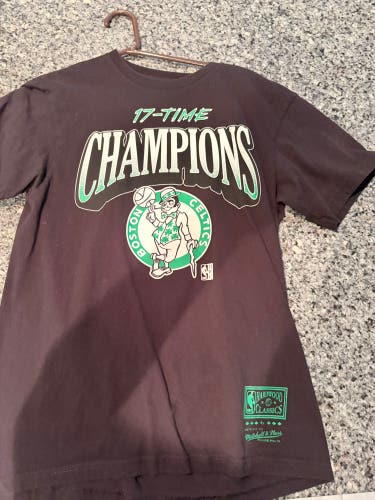 Black Medium/Large Men's Mitchell & Ness Shirt (Used)