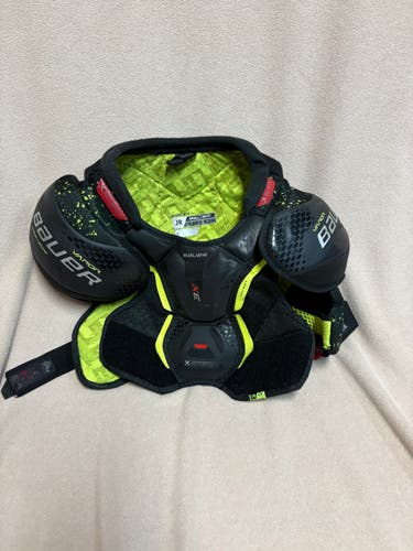 Small Junior Bauer Vapor XE Shoulder Pads (Used)