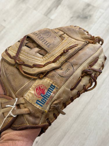 Nokona AMG 175 RH Throw Pitcher/Outfield Baseball Glove 12" (Used)