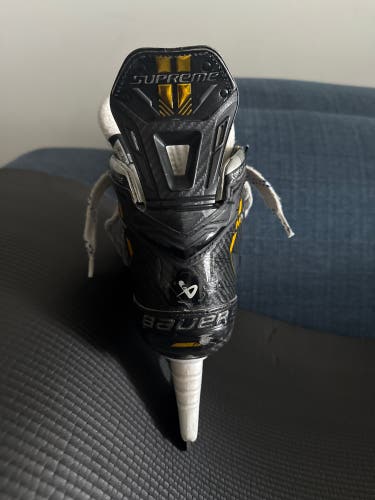 Black 2022 Bauer Supreme M5 Pro Hockey Skates Regular Width Size 4.5 (Used)