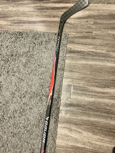 Senior Bauer Vapor Flylite Right Handed Hockey Stick P28 77 Flex (New)