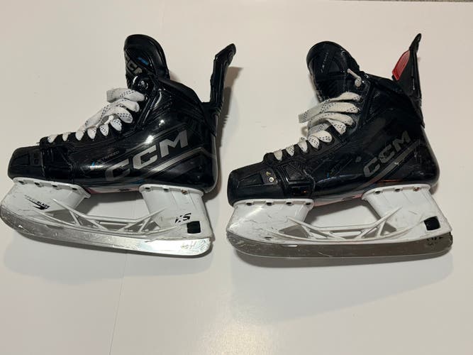 Black 2023 CCM JetSpeed FT690 Hockey Skates Regular Width 8.5 with two extra sets of steel (Used)