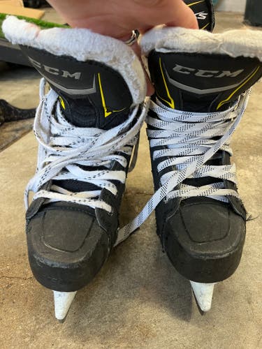 CCM Tacks 9080 Hockey Skates Size 5 (Used)