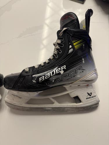 Bauer Vapor Hyperlite 2 Hockey Skates 7 (Used)