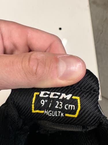 CCM HG97 Gloves 9" (Used)