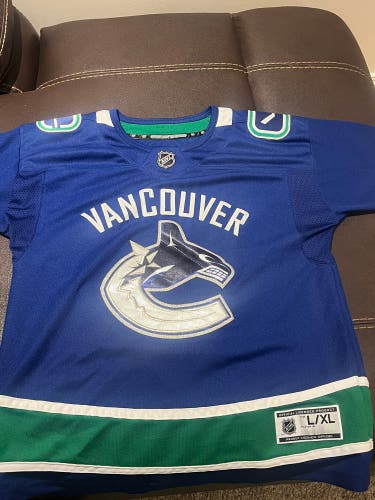Youth L/XL Vancouver Canucks jersey