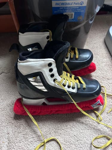 True 2 Piece Hockey Goalie Skates Regular Width 7.5 (Used)