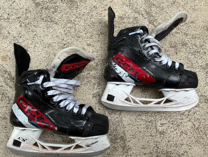 Black 2023 CCM JetSpeed FT670 Hockey Skates Regular Width Size 2 (Used)