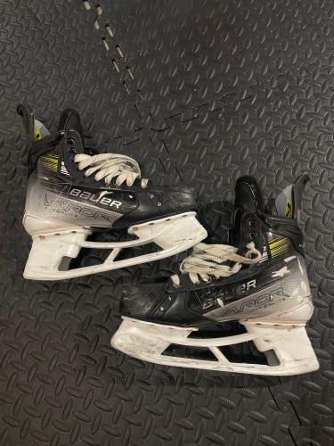 Black/White 2023 Bauer Vapor Hyperlite 2 Hockey Skates Narrow Width Pro Stock 8 (Used)
