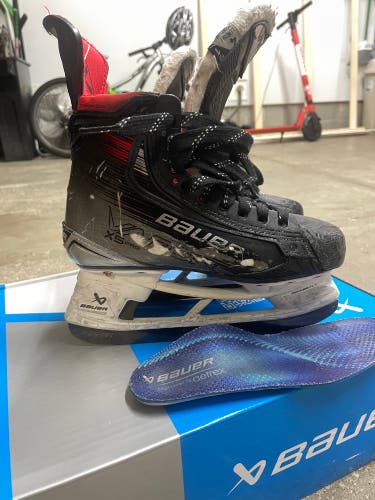 2023 Bauer Vapor X5 Pro Hockey Skates Size 4 (Used)