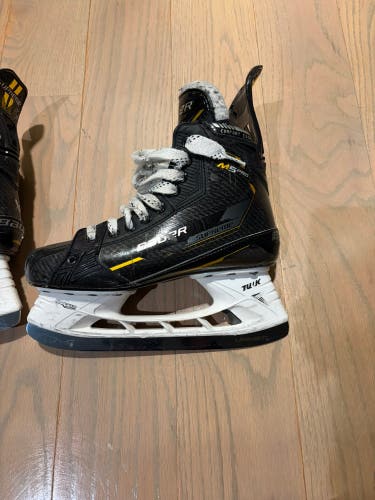 2022 Bauer Supreme M5 Pro Hockey Skates Regular Width Size 6.5 (Used)