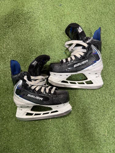 Bauer Vapor Flylite Hockey Skates | Size 11Y