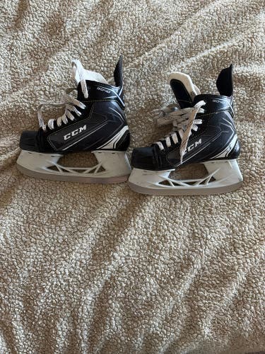 2018 CCM Tacks 9040 Hockey Skates Size 2 Regular Width (Used)