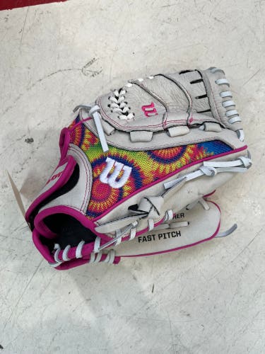 Wilson Flash RH Softball Glove | 11"