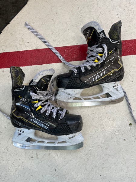 Junior Bauer Supreme M40 Hockey Skates Regular Width Size 1.5 (Used)