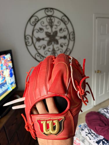 Wilson Staff RH Pitcher's Baseball Glove 11.75" (Used)
