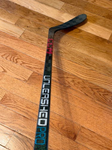Senior CCM Ribcor Trigger Unleashed Pro Right Handed Hockey Stick P28 85 Flex (New)