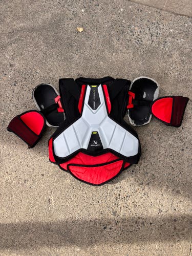Men's Medium Senior Bauer Vapor Hyperlite Shoulder Pads Pro Stock (Used)