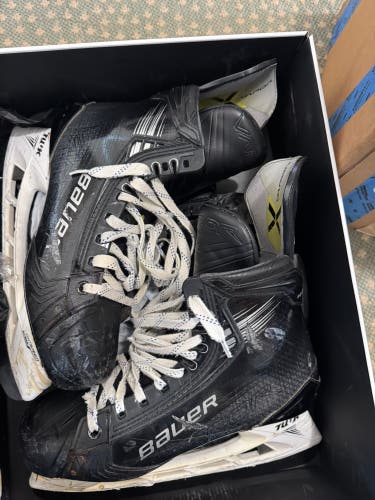 2023 Bauer Vapor Hyperlite Hockey Skates Regular Width 10 (Used)