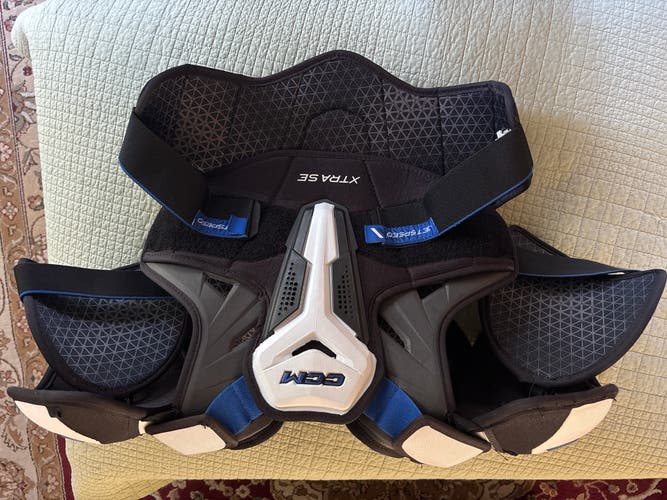 Men's Large Senior CCM JetSpeed Xtra Shoulder Pads (Used)