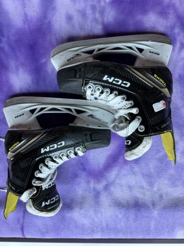 Junior CCM AS-560 Hockey Skates Regular Width Size 3 (Used)