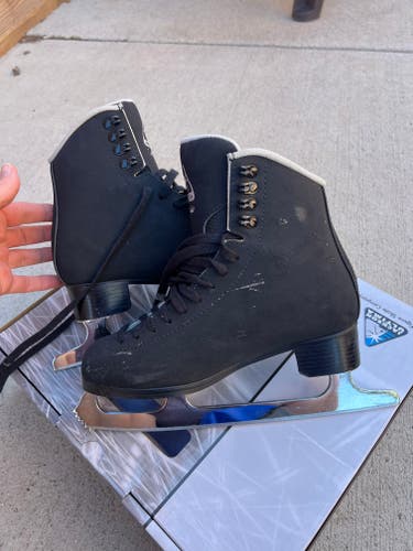 Youth size 5 Jackson Ultima Artiste Figure Skates B (Used)