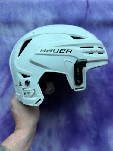 White Small Bauer Re-Akt 85 Helmet (Used)