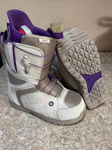 LIKE NEW Size 10 women’s Burton Mint Snowboard Boots (Used) imprint 1 size 9 men’s
