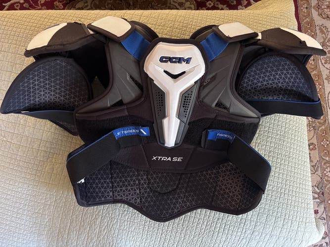 Men's Large Senior CCM JetSpeed Xtra Shoulder Pads (Used)